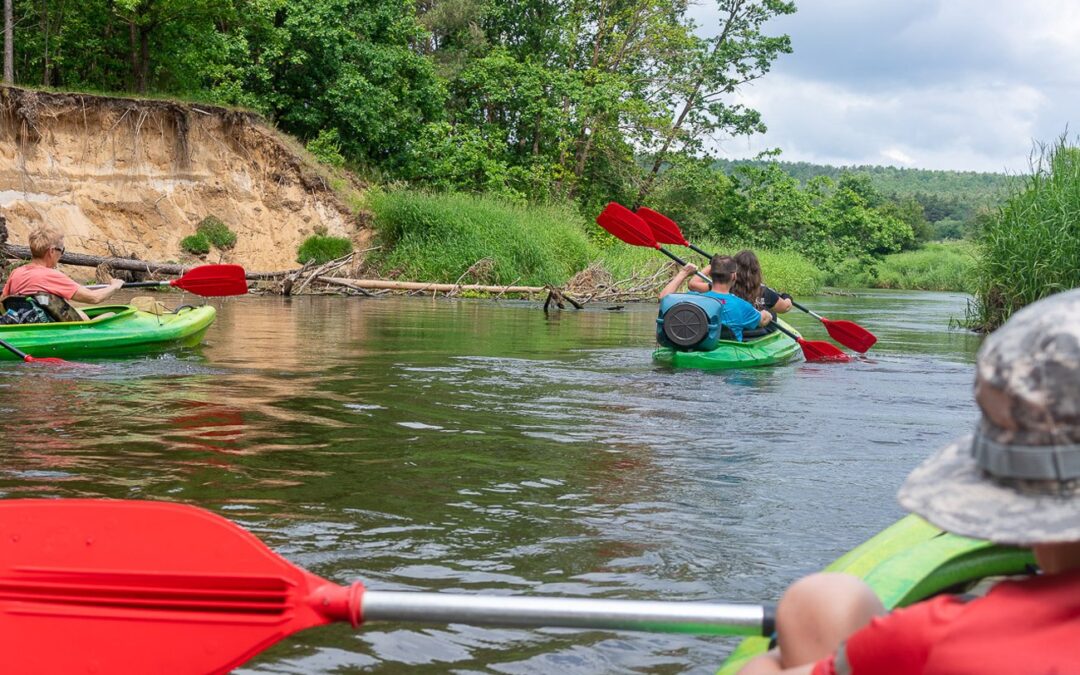 Dlaczego warto wybrać spływ kajakiem z Tokarni?
